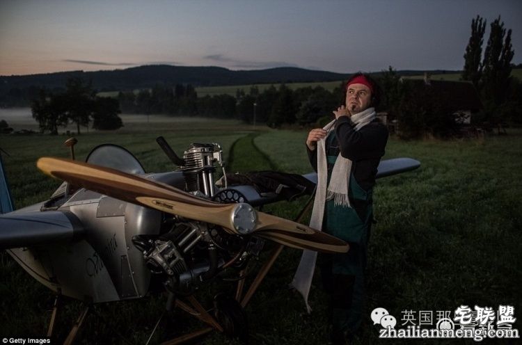 自己造架飞机，每天开飞机上班...这哥们的生活，真的好酷