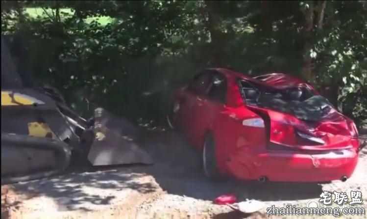 完全炸裂！抓到女儿在新买奥迪上「嗯嗯啊啊」~他竟使出毁灭性惩罚手段吓傻大家！