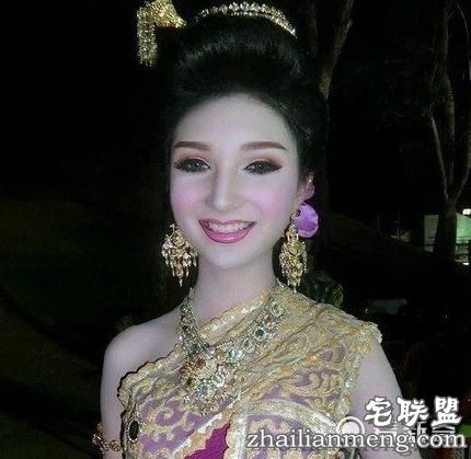 泰国混血洋娃娃爆红，这么美却是15岁少年！