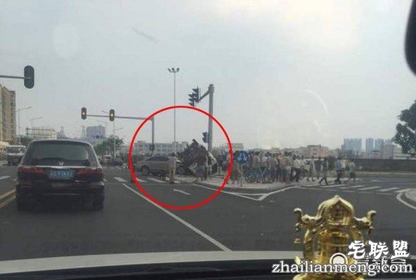 俩司机开车斗气