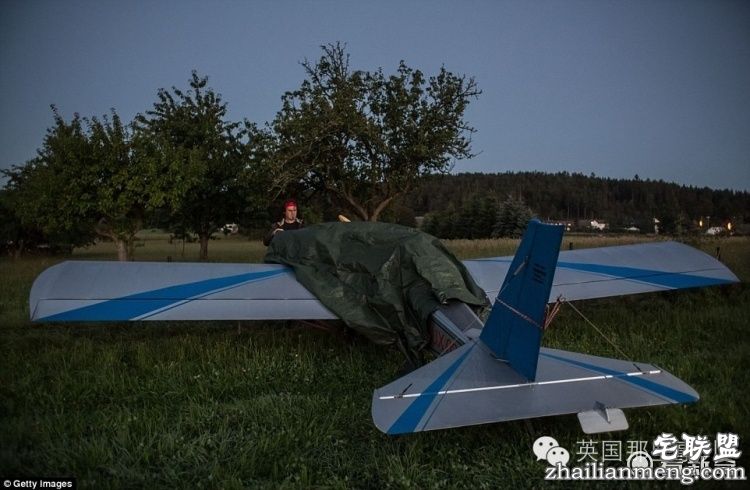 自己造架飞机，每天开飞机上班...这哥们的生活，真的好酷