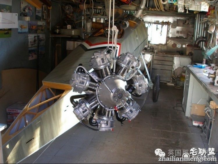 自己造架飞机，每天开飞机上班...这哥们的生活，真的好酷