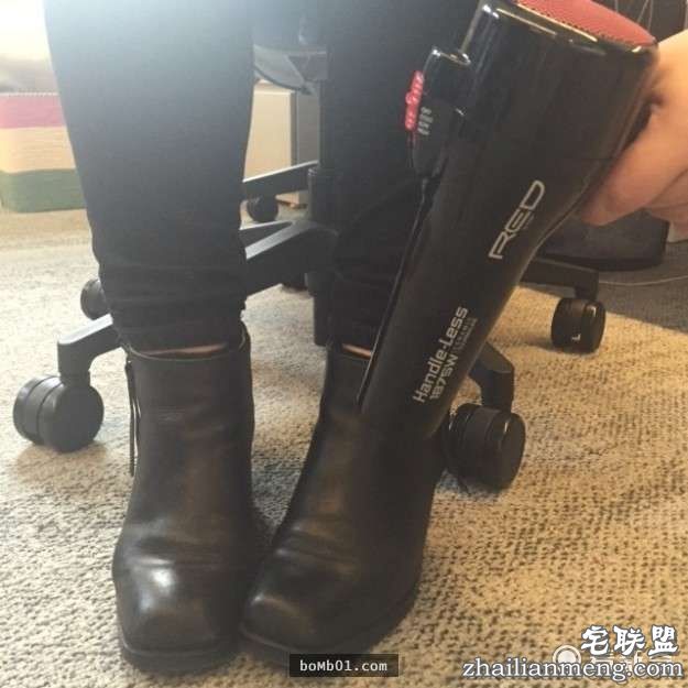 她把透明指甲油擦在衣服上看起来很怪，但是大家接着都马上拿出一瓶跟着做起来！