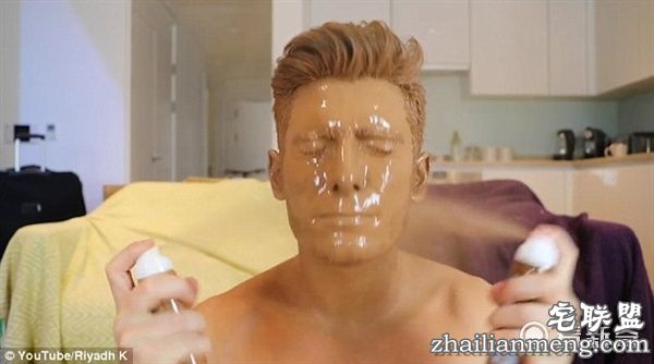 男网红往脸上喷100层古铜色喷雾