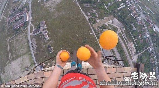 小哥烟囱顶表演独轮车特技，这画面，看着都腿软