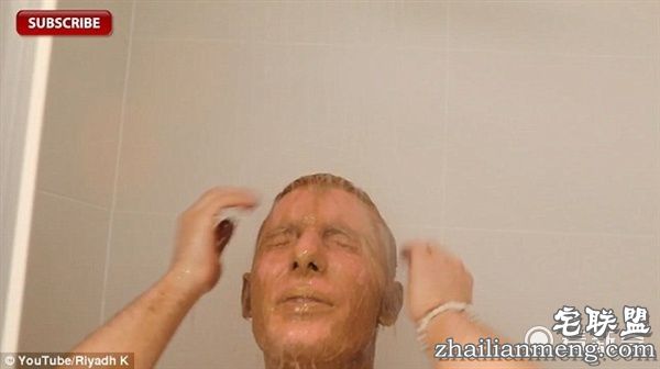 男网红往脸上喷100层古铜色喷雾