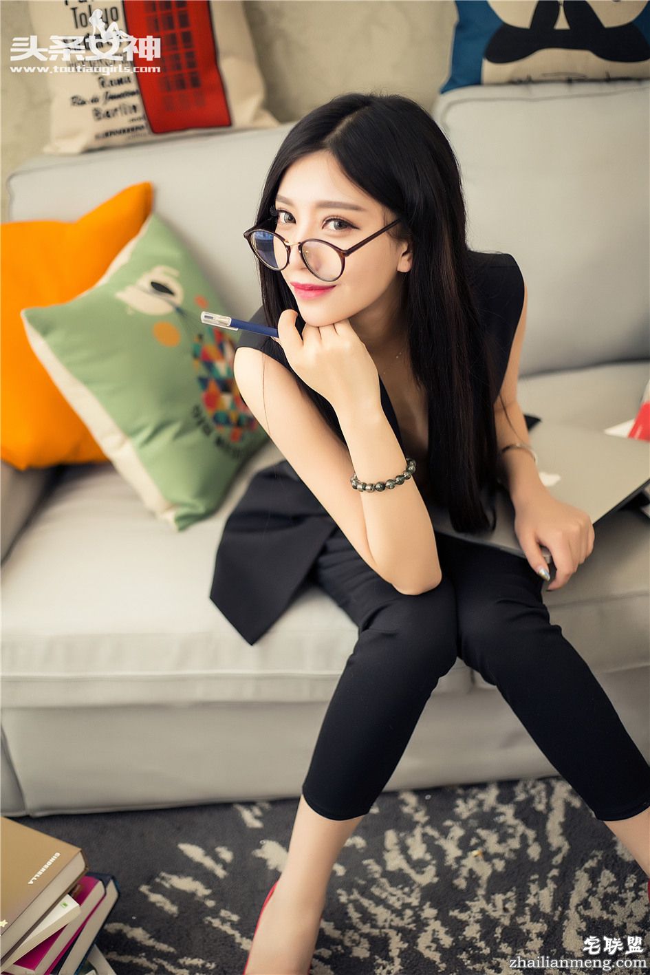 [头条女神] 长腿长发女秘书COCO黑丝极致诱惑 第033期第15张