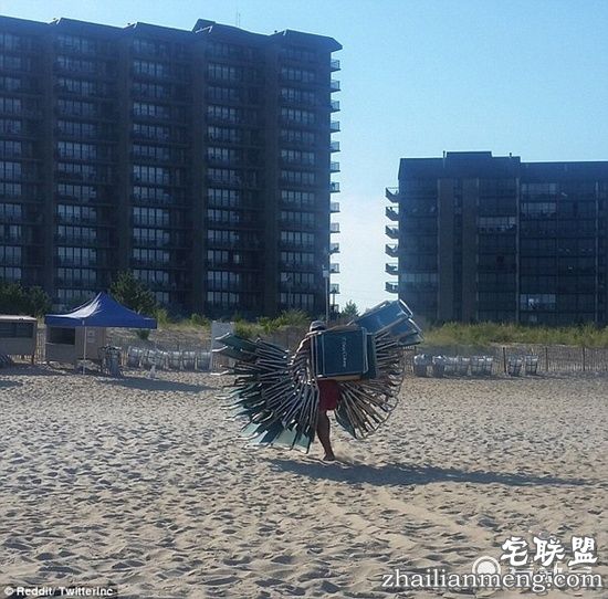 大力士清理沙滩时一次性举起25把椅子，给跪！