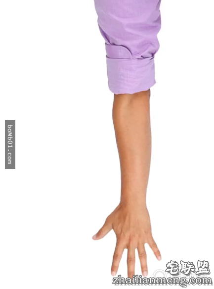 她把透明指甲油擦在衣服上看起来很怪，但是大家接着都马上拿出一瓶跟着做起来！