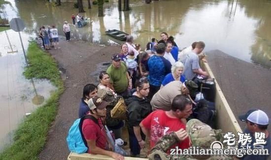 记者正在报道洪灾，却被身后的小男孩实力抢镜…