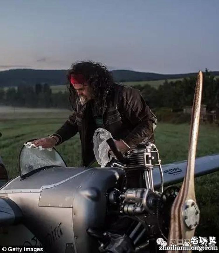 自己造架飞机，每天开飞机上班...这哥们的生活，真的好酷