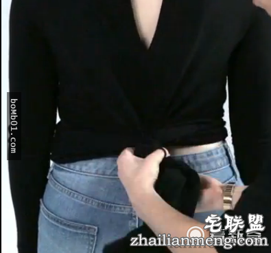 她把透明指甲油擦在衣服上看起来很怪，但是大家接着都马上拿出一瓶跟着做起来！