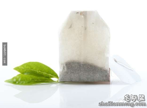 她把透明指甲油擦在衣服上看起来很怪，但是大家接着都马上拿出一瓶跟着做起来！