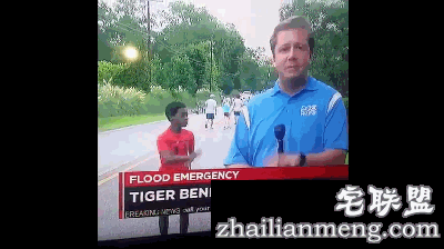 记者正在报道洪灾，却被身后的小男孩实力抢镜…