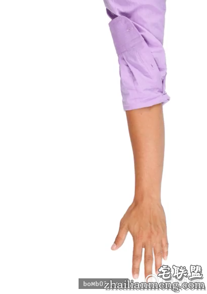 她把透明指甲油擦在衣服上看起来很怪，但是大家接着都马上拿出一瓶跟着做起来！