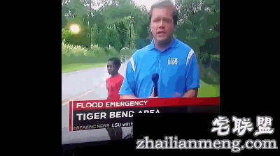 记者正在报道洪灾，却被身后的小男孩实力抢镜…