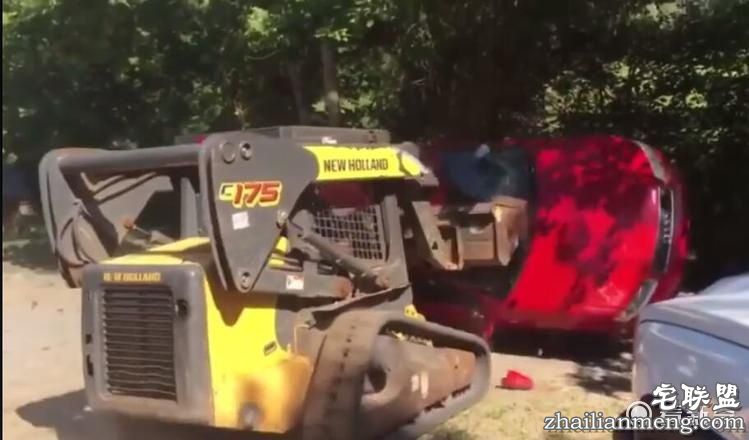 完全炸裂！抓到女儿在新买奥迪上「嗯嗯啊啊」~他竟使出毁灭性惩罚手段吓傻大家！