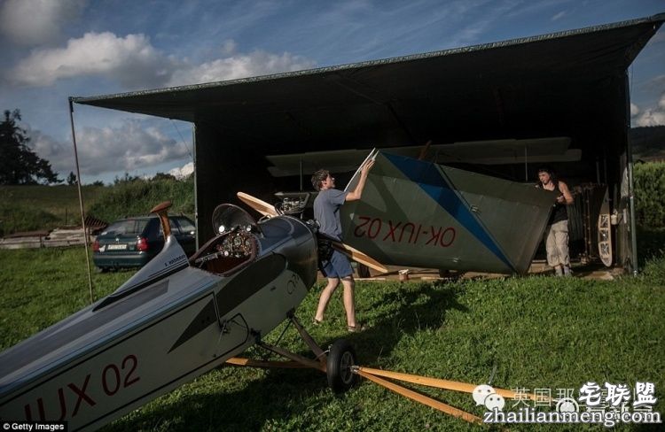 自己造架飞机，每天开飞机上班...这哥们的生活，真的好酷