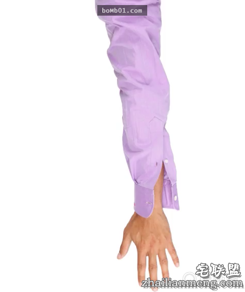 她把透明指甲油擦在衣服上看起来很怪，但是大家接着都马上拿出一瓶跟着做起来！