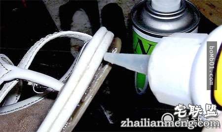 她把透明指甲油擦在衣服上看起来很怪，但是大家接着都马上拿出一瓶跟着做起来！