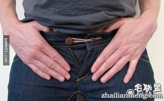 她把透明指甲油擦在衣服上看起来很怪，但是大家接着都马上拿出一瓶跟着做起来！