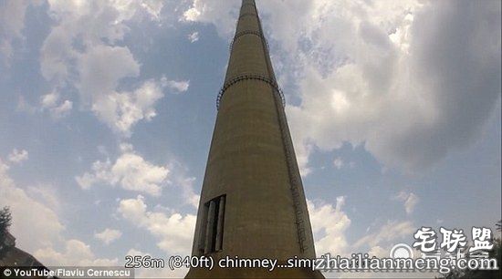 小哥烟囱顶表演独轮车特技，这画面，看着都腿软