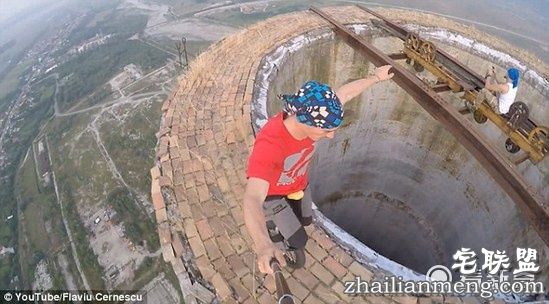 小哥烟囱顶表演独轮车特技，这画面，看着都腿软