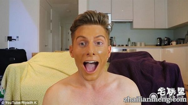 男网红往脸上喷100层古铜色喷雾