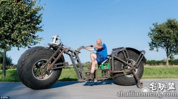 真老汉推车：大叔自制一吨重的自行车