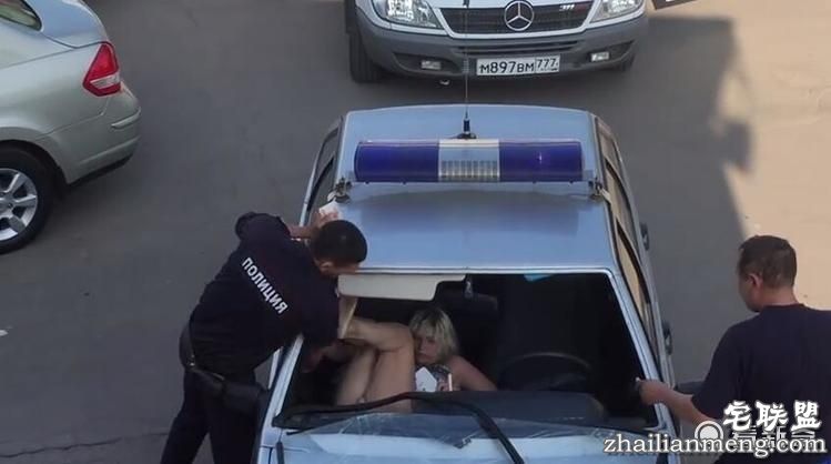 字典里只有狂！战斗民族辣妹被扣在警车内起肚烂~竟使出超扯「逃脱术」气炸员警！