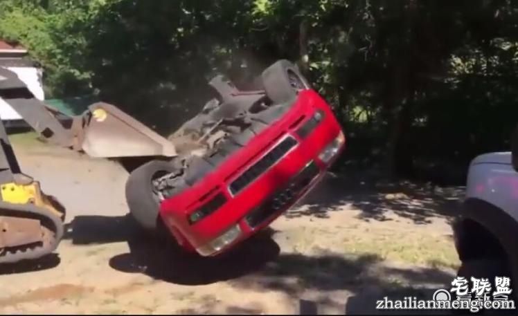 完全炸裂！抓到女儿在新买奥迪上「嗯嗯啊啊」~他竟使出毁灭性惩罚手段吓傻大家！