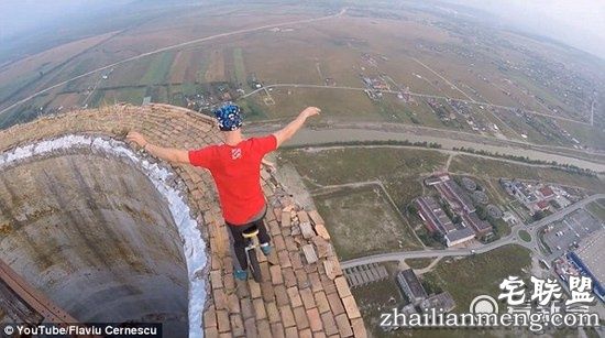 小哥烟囱顶表演独轮车特技，这画面，看着都腿软