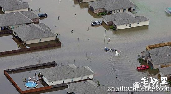 记者正在报道洪灾，却被身后的小男孩实力抢镜…