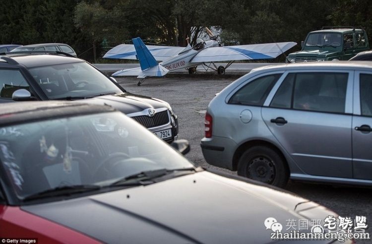 自己造架飞机，每天开飞机上班...这哥们的生活，真的好酷