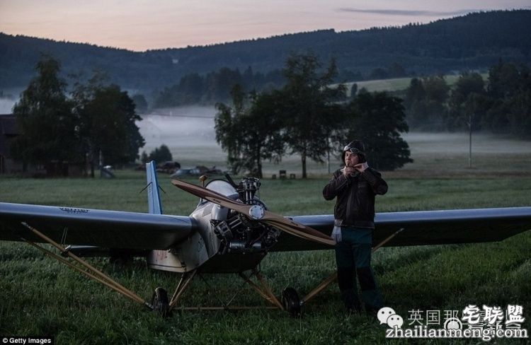 自己造架飞机，每天开飞机上班...这哥们的生活，真的好酷