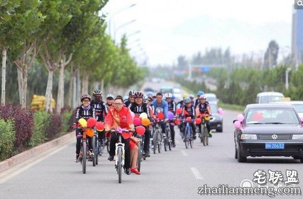 30辆自行车组成婚礼车队去迎亲