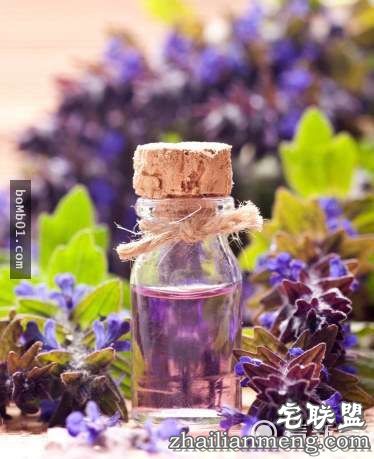 她把透明指甲油擦在衣服上看起来很怪，但是大家接着都马上拿出一瓶跟着做起来！