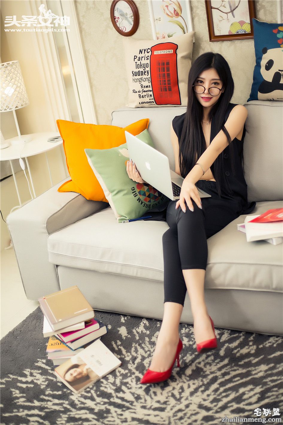 [头条女神] 长腿长发女秘书COCO黑丝极致诱惑 第033期第5张