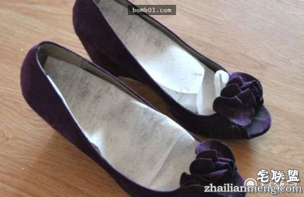 她把透明指甲油擦在衣服上看起来很怪，但是大家接着都马上拿出一瓶跟着做起来！