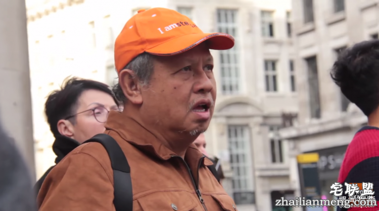 她在街头借卫生棉，血崩的瞬间所有人都震惊了