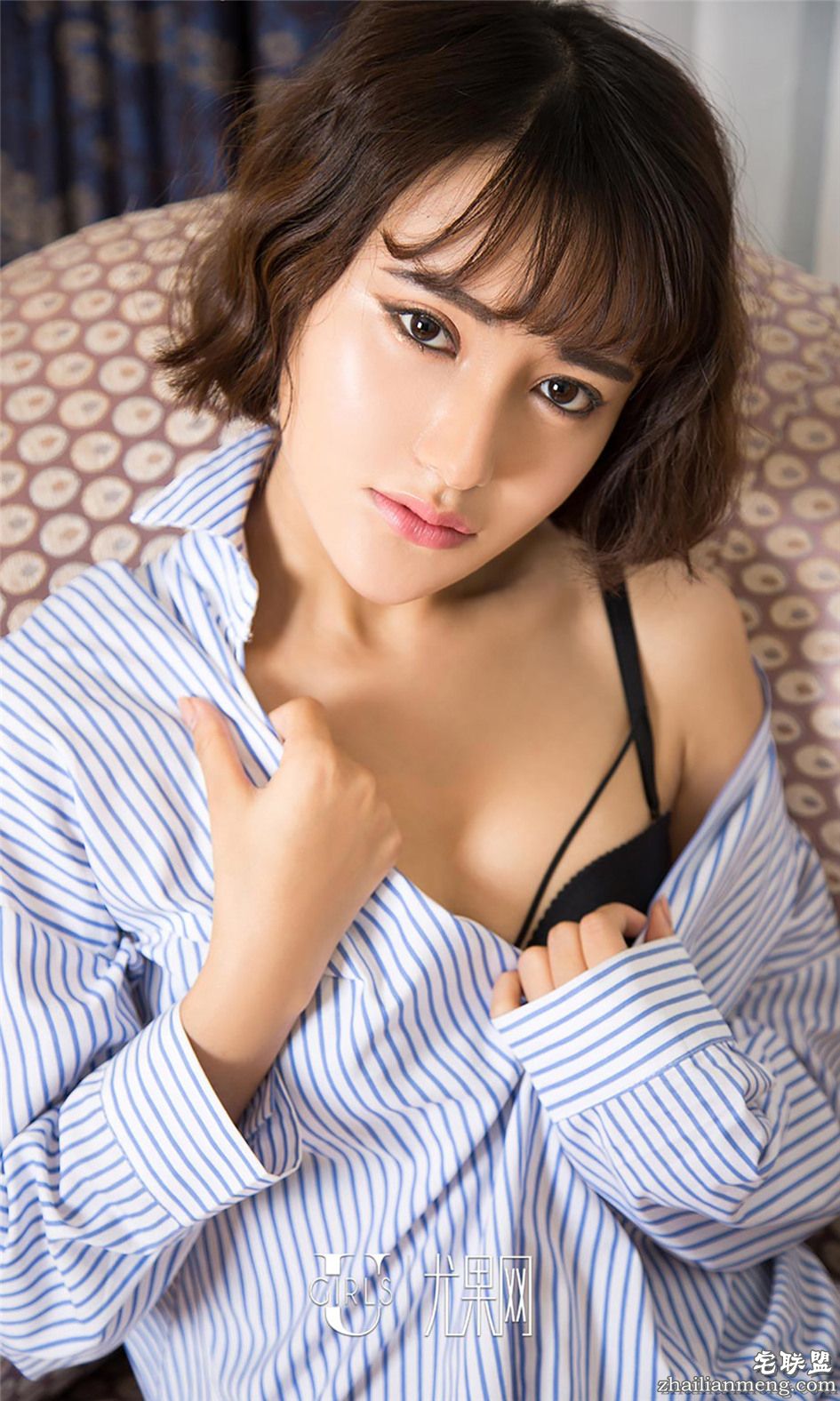 [尤果网] 清纯短发嫩模小丸子衬衫写真美女照 第470期第4张