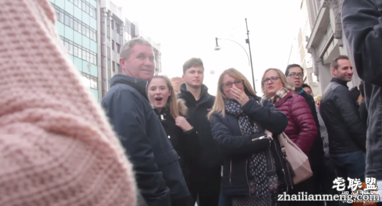 她在街头借卫生棉，血崩的瞬间所有人都震惊了