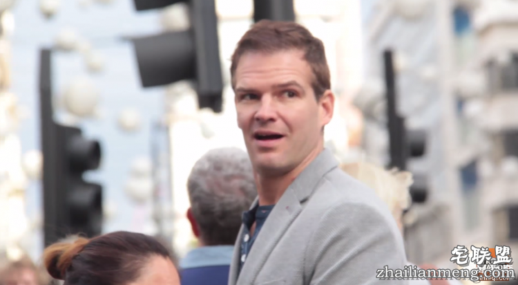 她在街头借卫生棉，血崩的瞬间所有人都震惊了