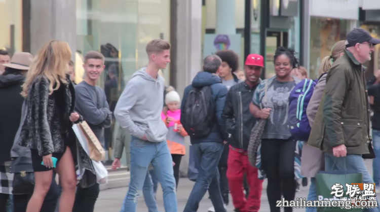 她在街头借卫生棉，血崩的瞬间所有人都震惊了