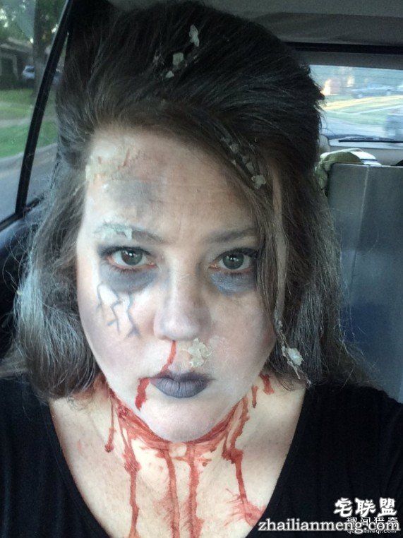 媽媽扮成冰箱裡的「冷凍死人頭」已經嚇死上萬人，冰箱門關起來讓我笑噴了!