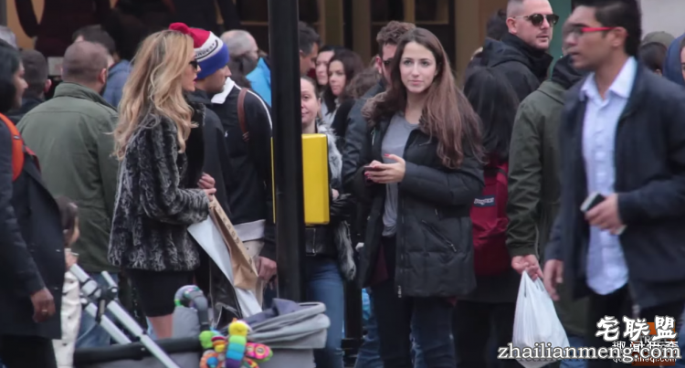 她在街头借卫生棉，血崩的瞬间所有人都震惊了