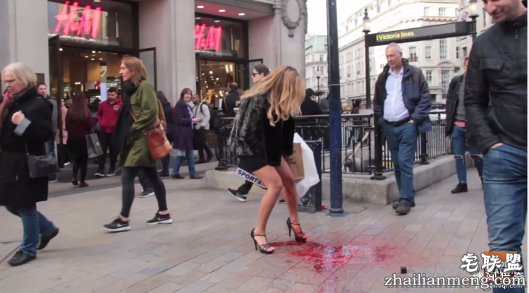 她在街头借卫生棉，血崩的瞬间所有人都震惊了