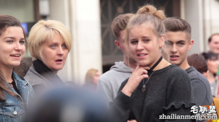 她在街头借卫生棉，血崩的瞬间所有人都震惊了