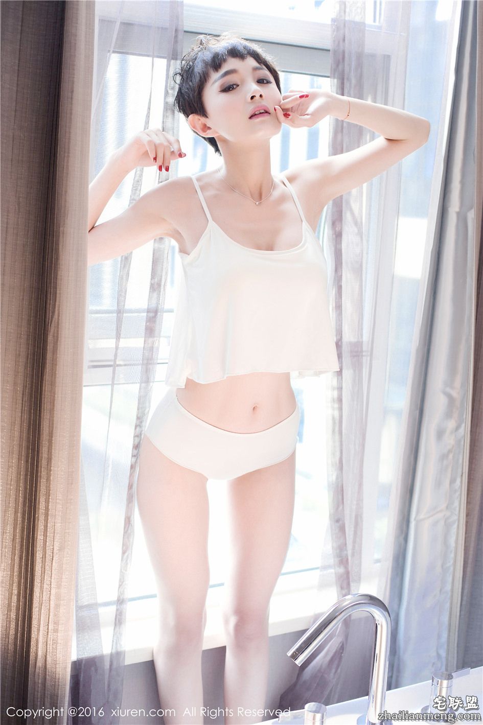 [秀人网] 清新短发小美女baby饱满丰挺的酥胸图片_kiki 第535期第4张