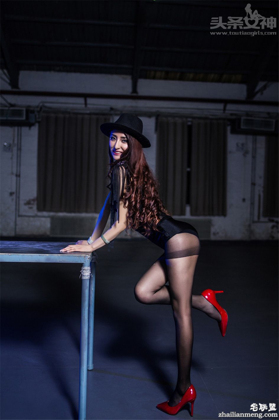 [头条女神] 青春爵士活力美女霍霍黑丝美腿写真 第128期第4张